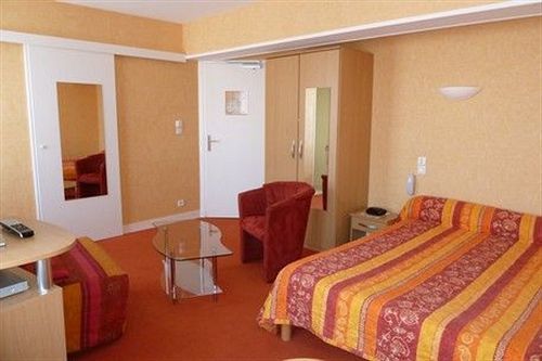 Logis Hotel Restaurant Du Commerce Pont-d'Ouilly Екстер'єр фото